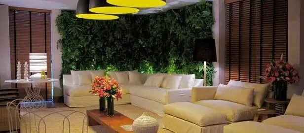 Sala sofisticada com jardim vertical Projeto de Olegário de Sá