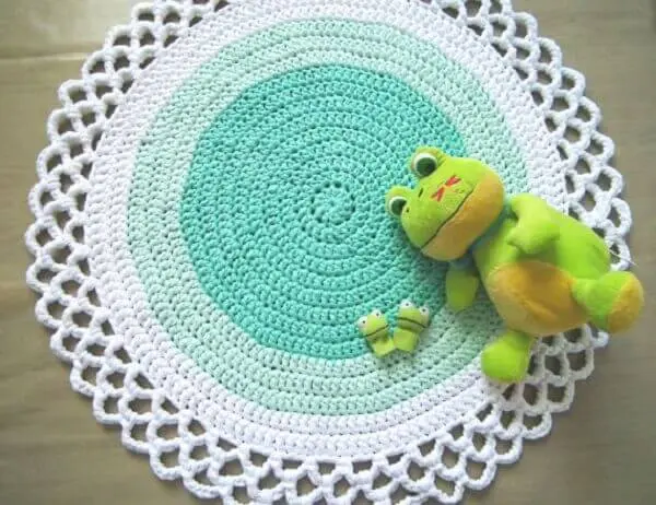 Tapete de crochê redondo branco verde água