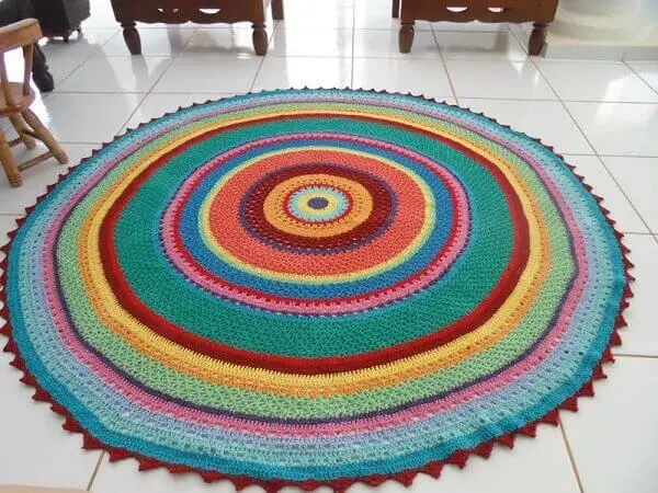 Tapete de crochê redondo com diversas cores