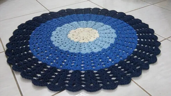 Tapete de crochê redondo em diferentes tons de azul