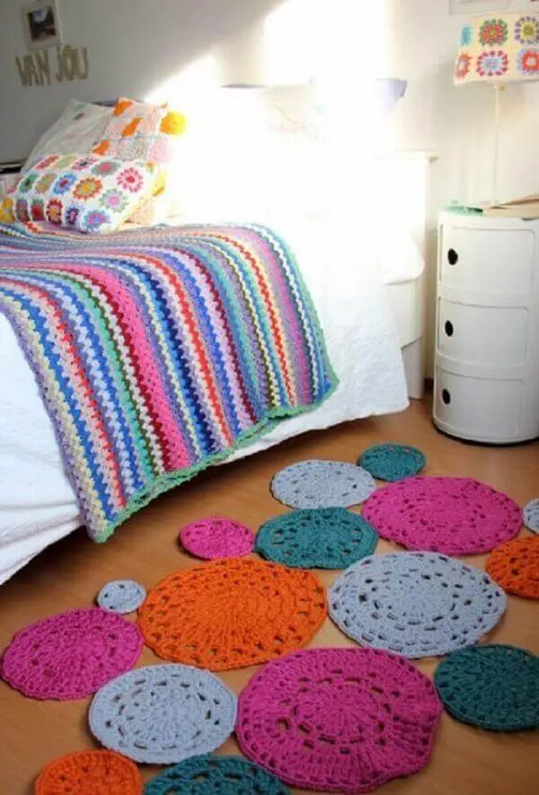 Tapete de crochê redondo em diversas cores para quarto de solteiro