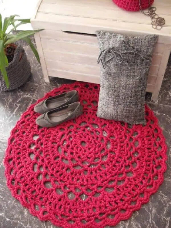 Tapete de crochê redondo vermelho na decoração