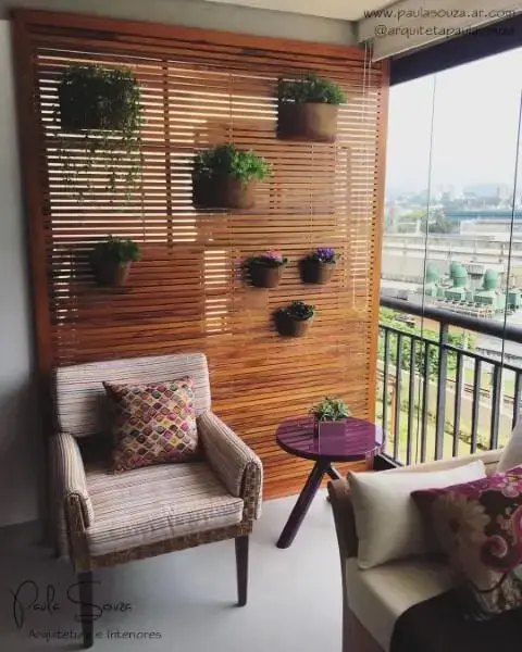 Terraço com jardim vertical em estrutura de madeira Projeto de Paula Souza
