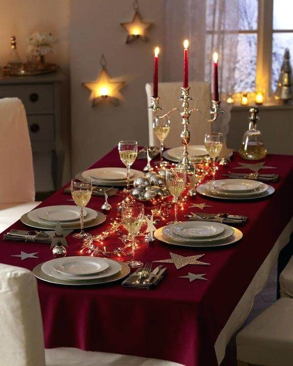 Toalha de mesa vinho e candelabro dourado Foto de North Mallow