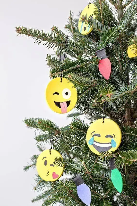 Use emojis divertidos como artesanato de natal e decore a árvore