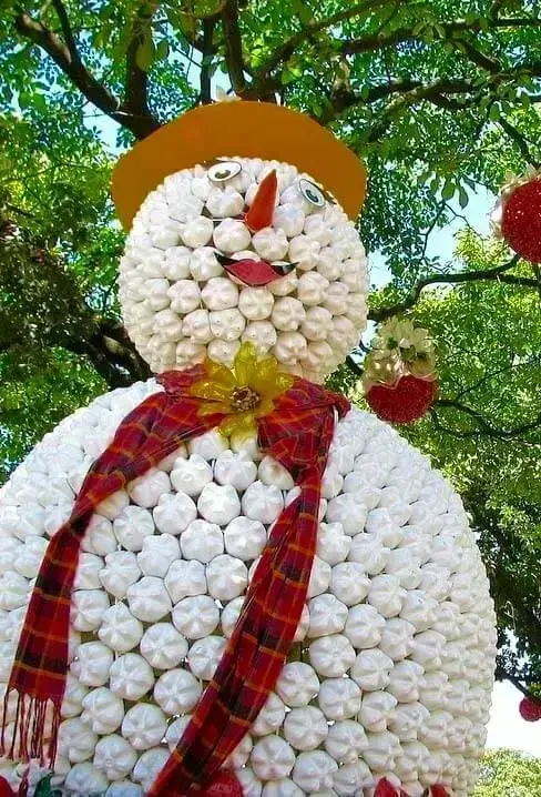 Use técnicas de artesanato de natal e forme um gigante boneco de neve no jardim