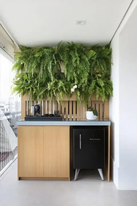 Varanda gourmet com jardim vertical em divisória de madeira Projeto de Quattrino Arquitetura