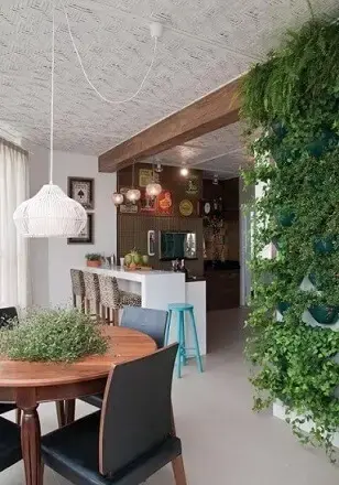 Varanda gourmet com jardim vertical em vasos presos direto à parede Projeto de Hall Arquitetura