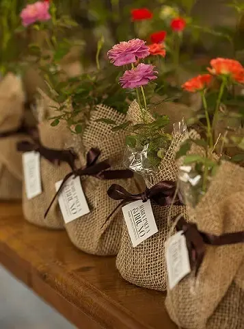 Vasos de flores em decoração de jardim encantado Foto de Happy Wedding