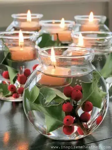 Vasos de vidro com água, plantas e velas como decoração de mesa de ceia de natal Foto de Inspire Me Heather