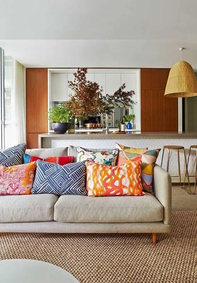 almofadas coloridas para decoração de sala com sofá de linho Foto Pinterest