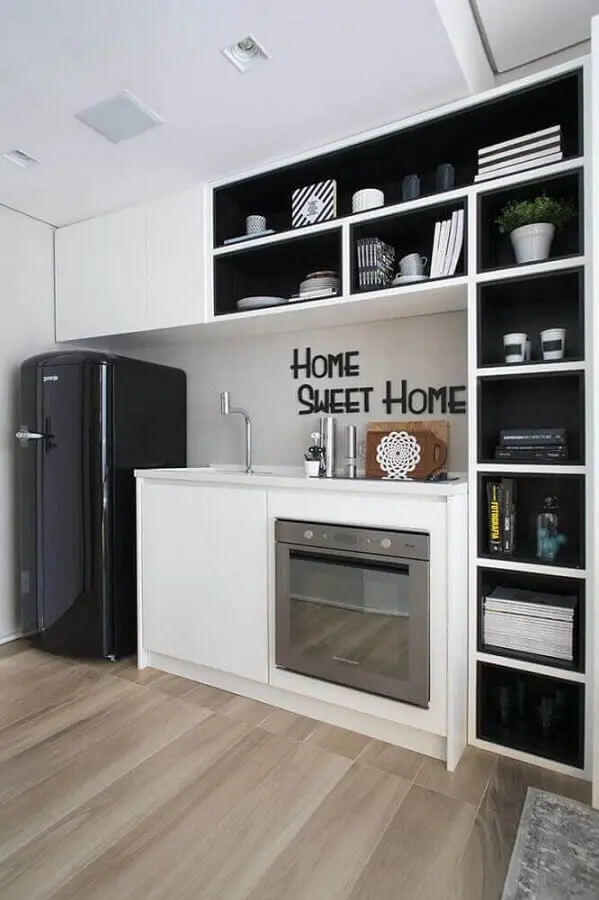 armário branco e preto para cozinha planejada pequena com piso de madeira Foto Pinterest