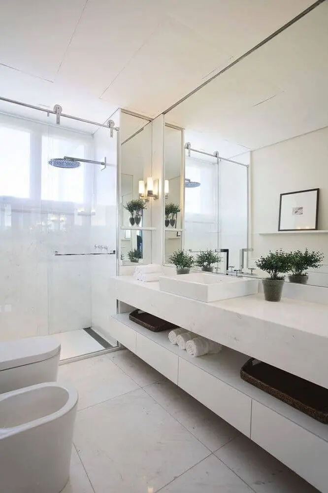 armário de banheiro planejado todo branco com box de vidro Foto Debora Aguiar Arquitetos