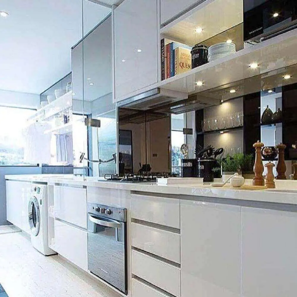 armário de cozinha com área de serviço planejado com iluminação embutida Foto Chris Silveira Arquitetura