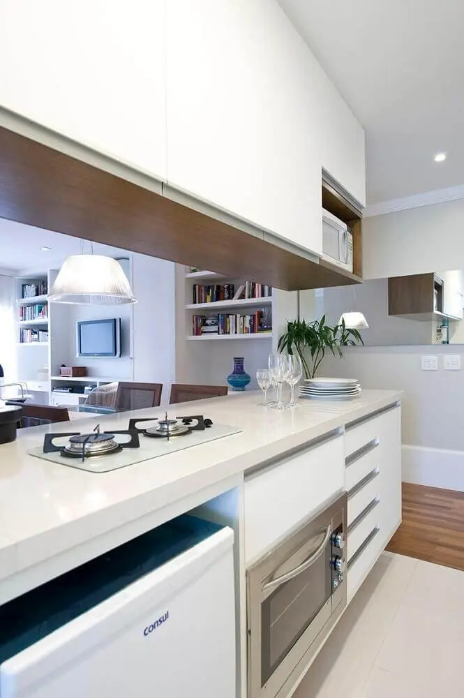 armário de cozinha planejado branco com cooktop Foto Two Design