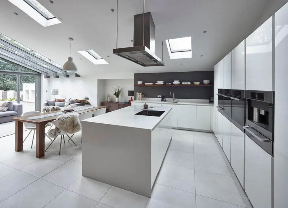 armários planejados brancos e decoração moderna para cozinha integrada com sala de jantar Foto Pinterest