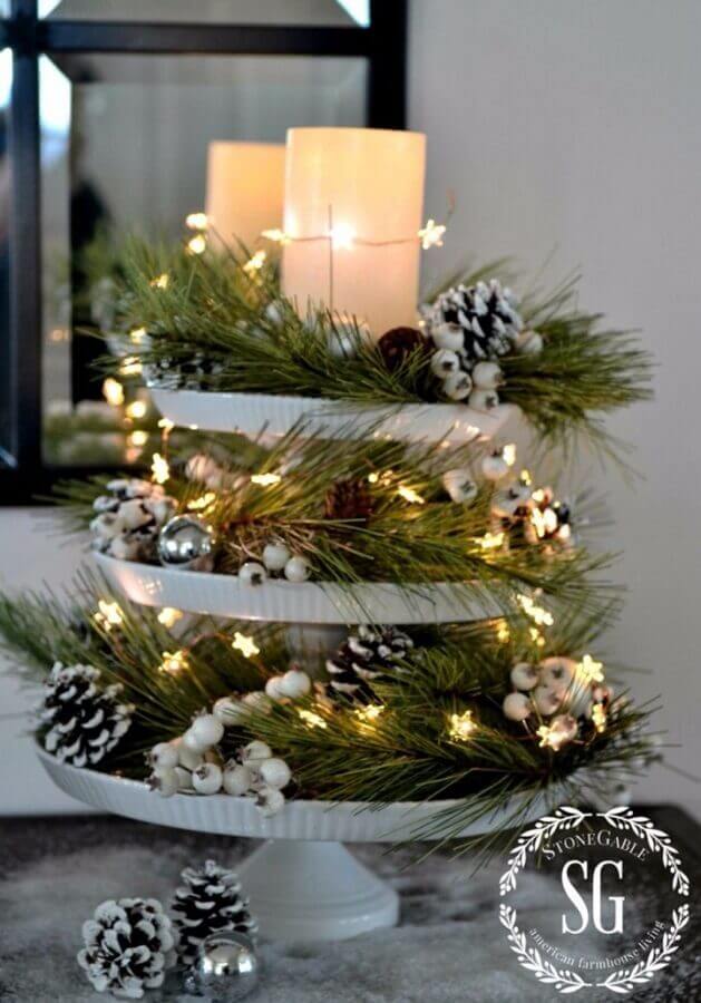arranjo natalino decorado com luzes de natal e pinhas Foto HomeDecorish