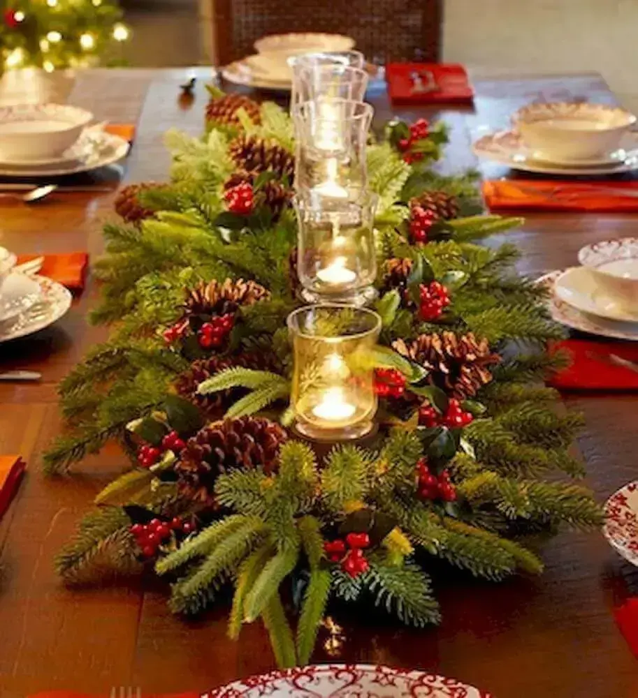 arranjos de natal para decoração de ceia com pinhas folhagens e velas Foto Pinterest