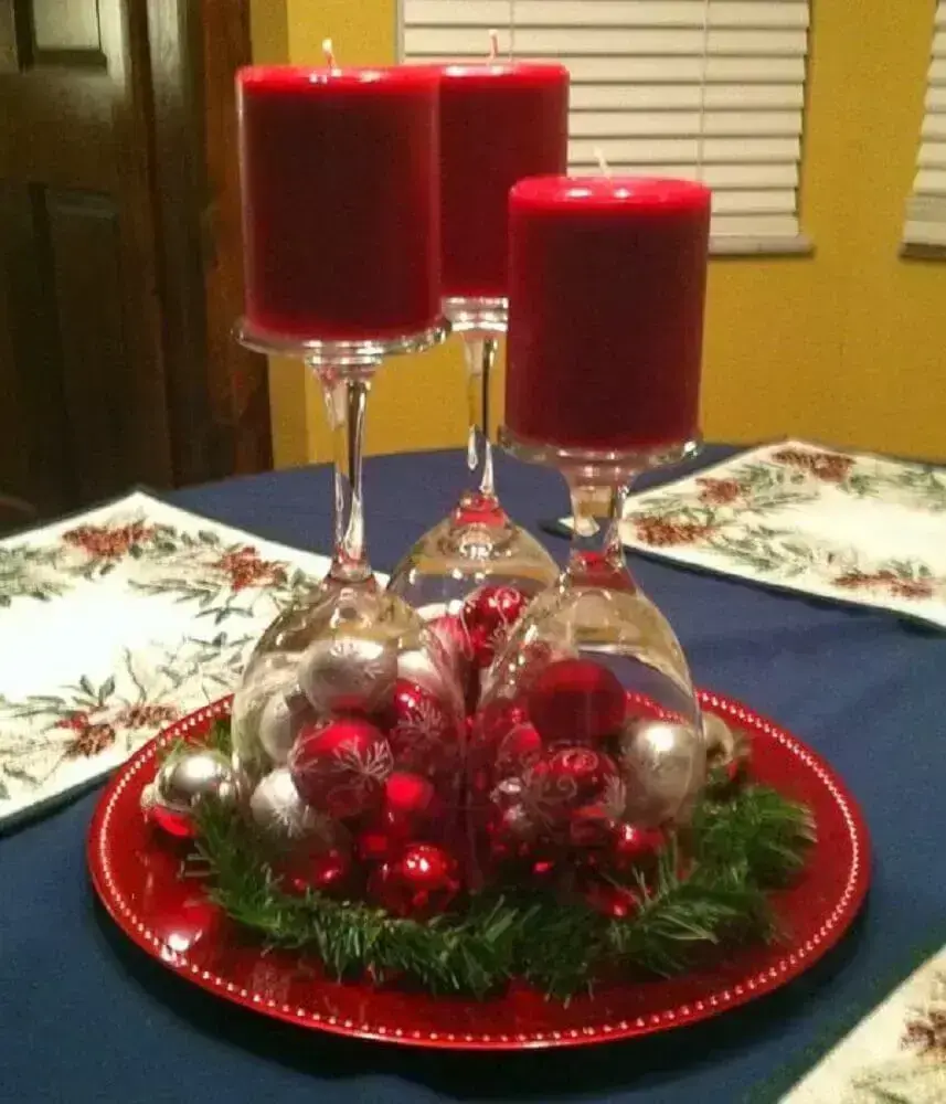 arranjos de natal para decoração simples com taças e bolas natalinas Foto The Holk