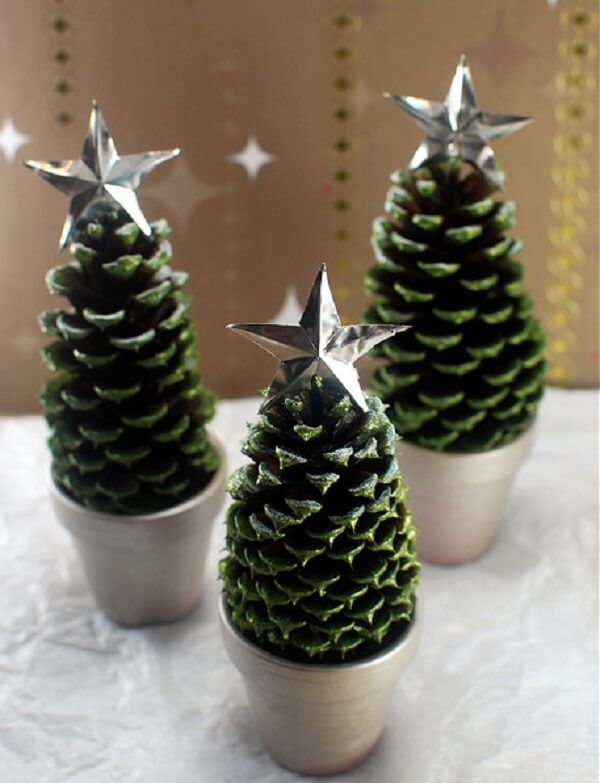Mini árvores com estrela prateada como arranjos de Natal