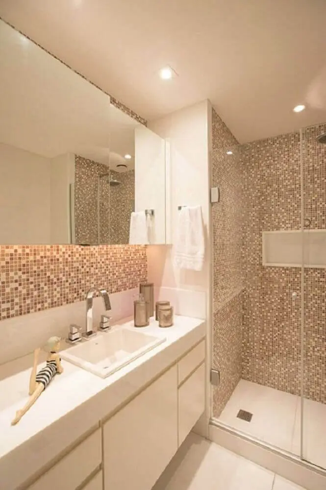banheiro com pastilha de vidro e decoração em tons neutros Foto Hercules Bassalo