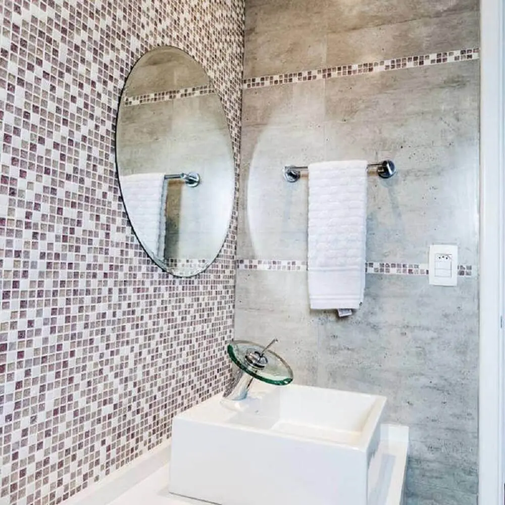 banheiro com pastilha de vidro em tons de branco e lilás Foto Tikkanen Arquitetura