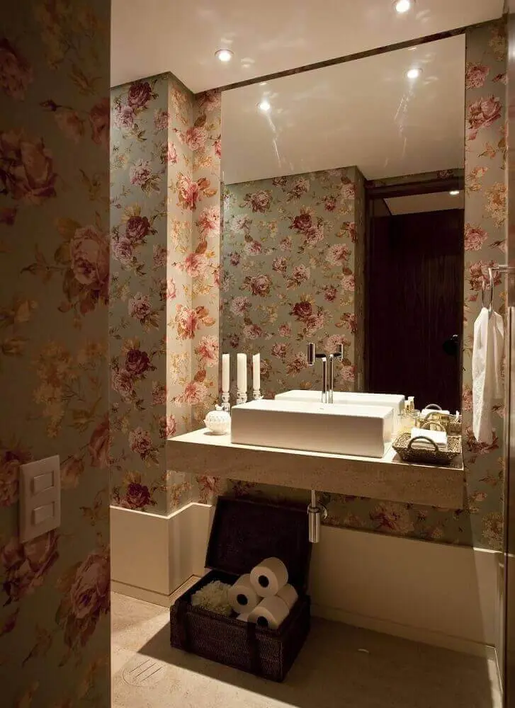 banheiro decorado com papel de parede de flores com estilo retrô Foto Mauricio Karam