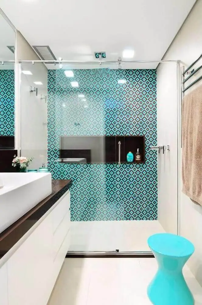 banheiro pequeno planejado com azulejo hidráulico no box Foto Wazzadu