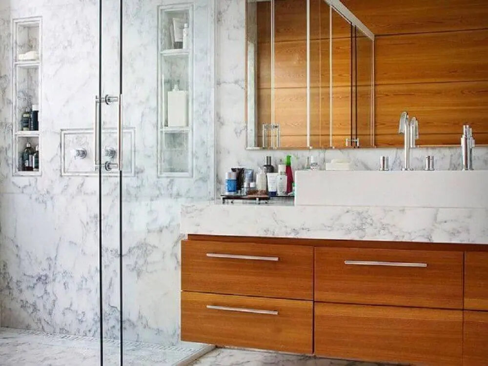 banheiro planejado moderno decorado com marcenaria e mármore Foto Fernanda Marques