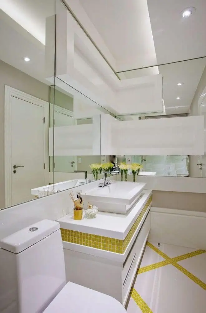 banheiro planejado moderno decorado com parede espelhada e pastilhas amarelas Foto Iara Kílaris