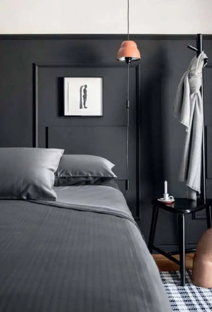 boiserie pintado de preto para quarto com decoração moderna Foto The Holk