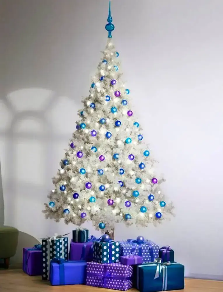 Decoração simples com bolas de natal roxas e azul para árvore branca