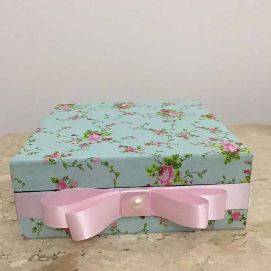 caixa de MDF decorada com tecido floral e fita de cetim rosa Foto Mimos da Vovó Alice