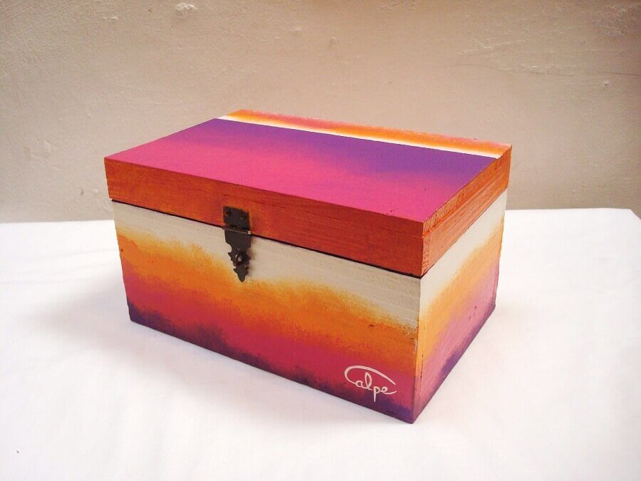 caixa de madeira decorada toda colorida Foto Intemain