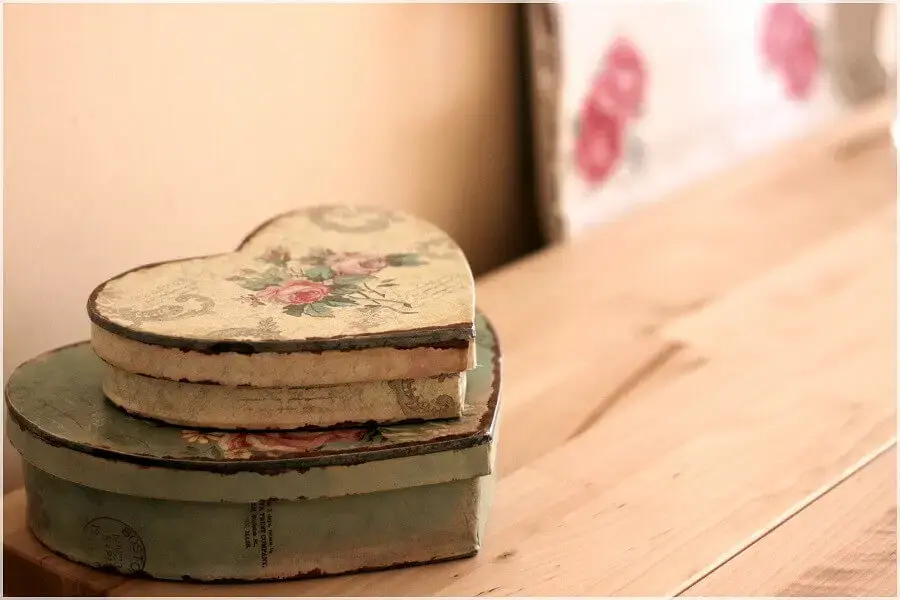caixinha de mdf decorada com estilo envelhido em formato de coração Foto Zeynepin Evi