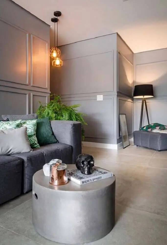 casa moderna decorada com boiserie pintado de cinza e luminária de chão Foto Pinterest