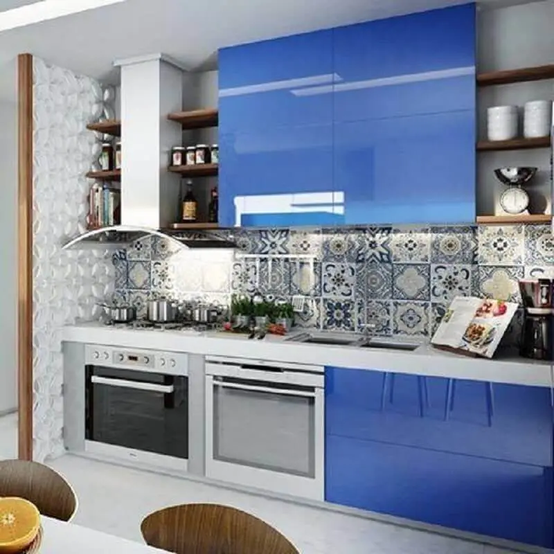 cores de armário de cozinha planejado com decoração azul Foto Michele Luedy Arquitetura