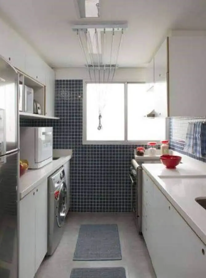 cozinha com área de serviço decorada com pastilhas azuis Foto The Holk