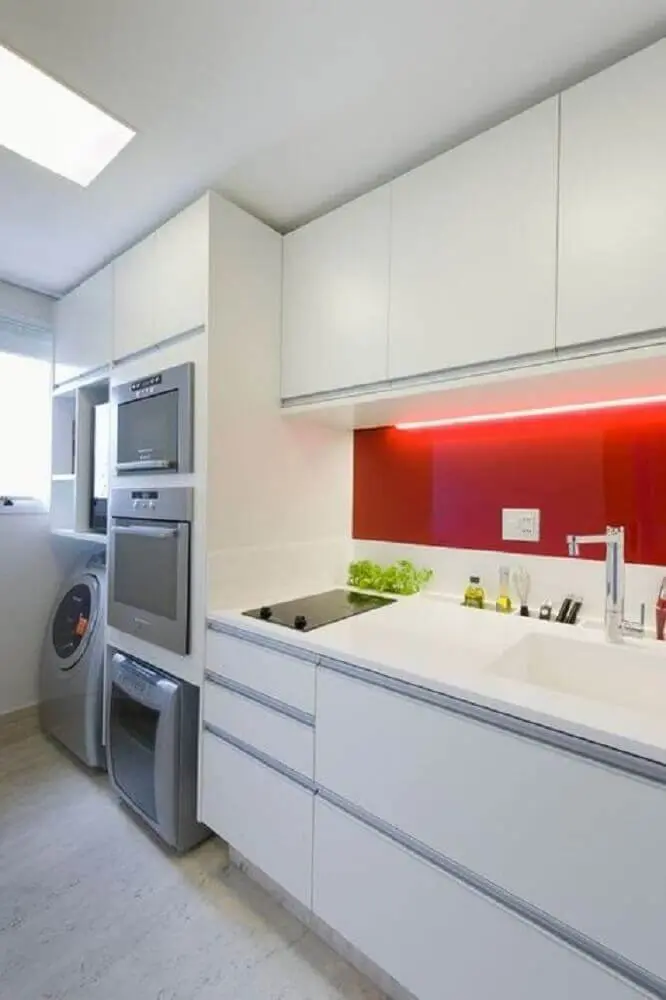 cozinha com área de serviço e iluminação embutida em armário aéreo Foto Vazlon Brasil