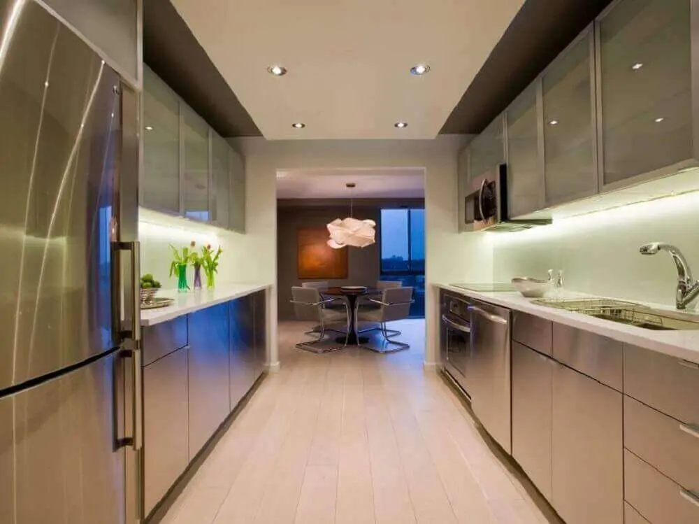 cozinha corredor moderna decorada com armário de cozinha planejado Foto HGTV