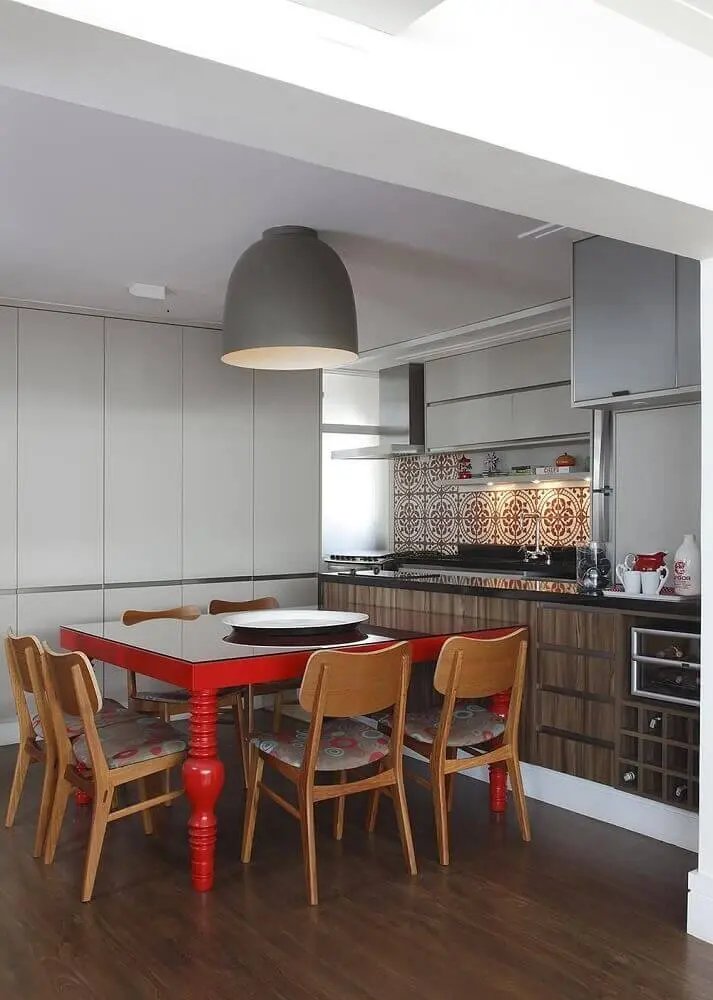 cozinha decorada com armário de cozinha planejado e mesa vermelha Foto Lore Arquitetura Lore
