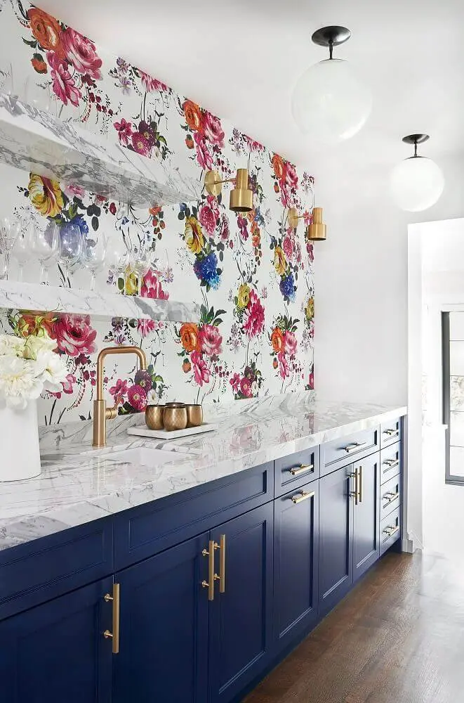 cozinha decorada com papel de parede de flores coloridas e armário azul Foto Pinterest