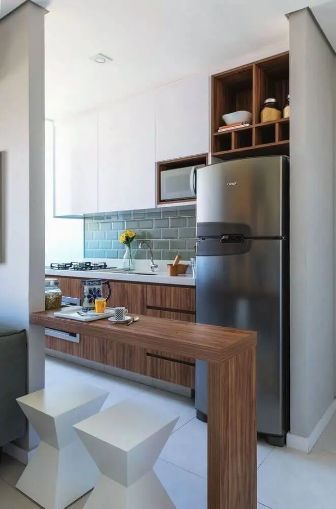 cozinha decorada com subway tile e armário de cozinha planejado com bancada de madeira Foto Pinterest