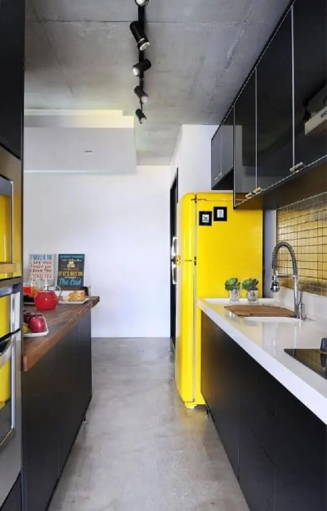 cozinha moderna decorada com armário de cozinha planejado preto Foto IBD Arquitetura