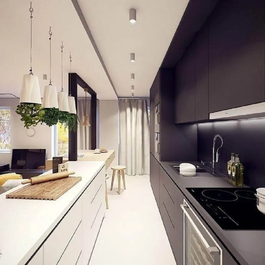 cozinha moderna decorada com armário de cozinha planejado preto e branco e pequena horta sobre o balcão Foto Plasterlina