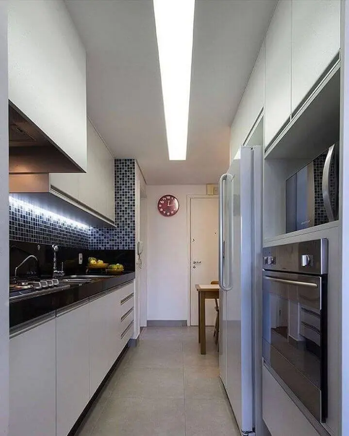 cozinha pequena planejada com iluminação embutida no armário aéreo Foto Juliana Conforto Arquitetura