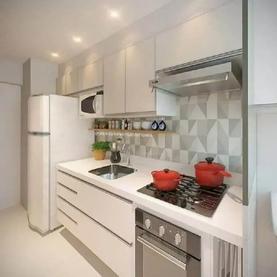 cozinha planejada pequena com armários brancos Foto Jessica Bevenu Interiores