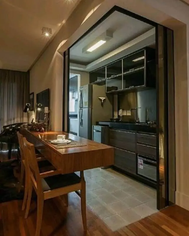 cozinha planejada pequena com balcão de madeira e armário preto Foto Neufert Design