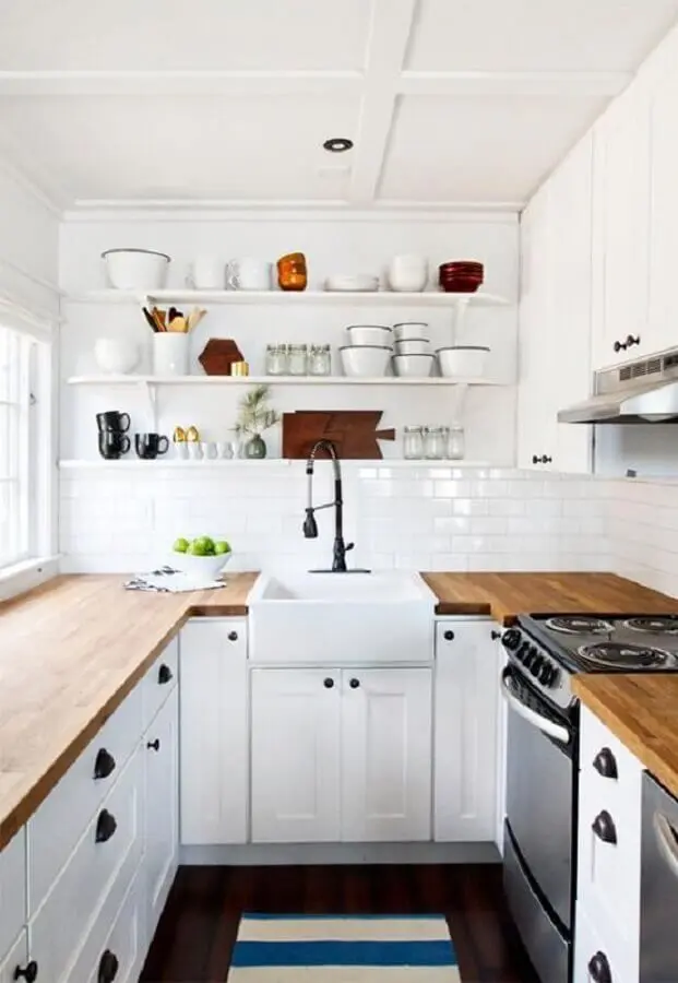 cozinha planejada pequena com balcão de madeira e prateleiras brancas Foto Jekyll & Hyde