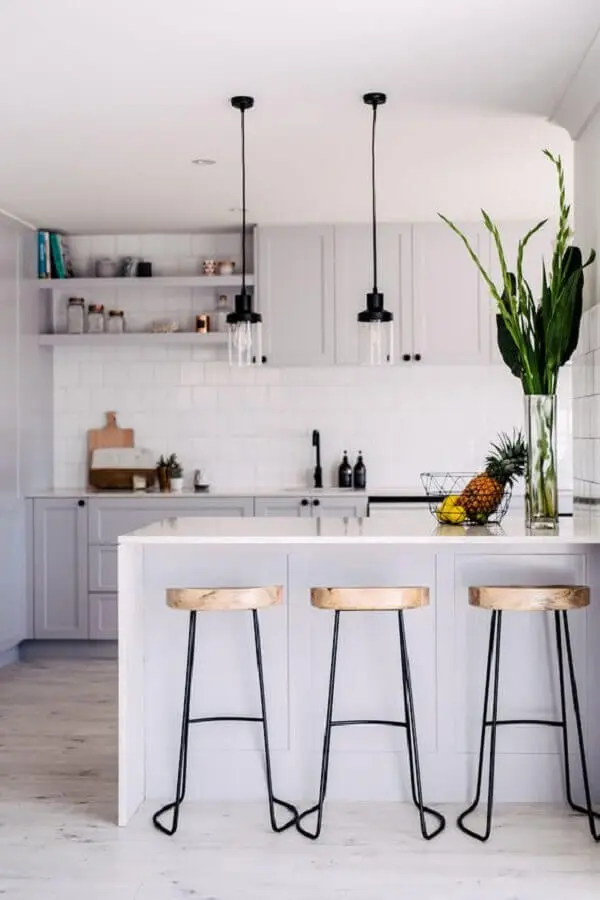 cozinha planejada pequena com balcão decorado com pendentes modernos Foto Go Home